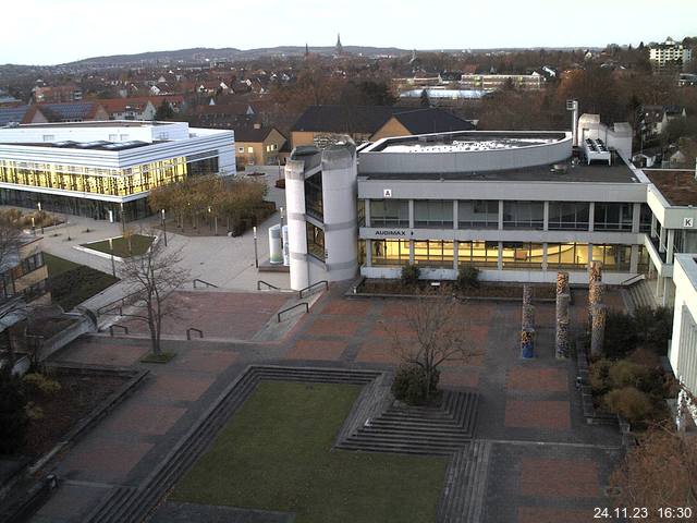 Foto der Webcam: Verwaltungsgebäude, Innenhof mit Audimax, Hörsaal-Gebäude 1