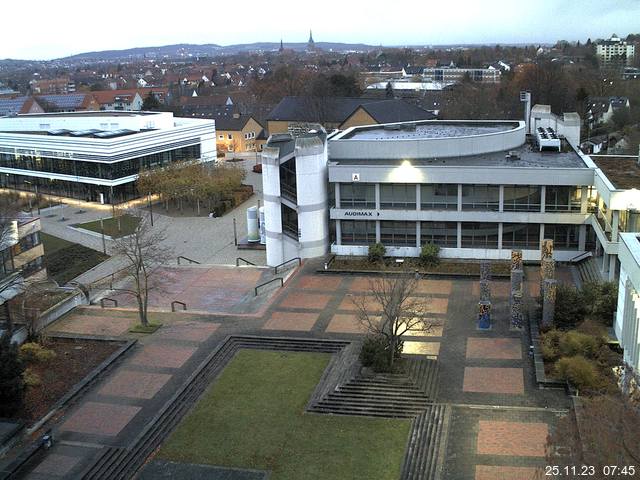 Foto der Webcam: Verwaltungsgebäude, Innenhof mit Audimax, Hörsaal-Gebäude 1