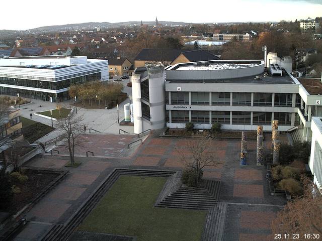 Foto der Webcam: Verwaltungsgebäude, Innenhof mit Audimax, Hörsaal-Gebäude 1