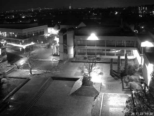 Foto der Webcam: Verwaltungsgebäude, Innenhof mit Audimax, Hörsaal-Gebäude 1