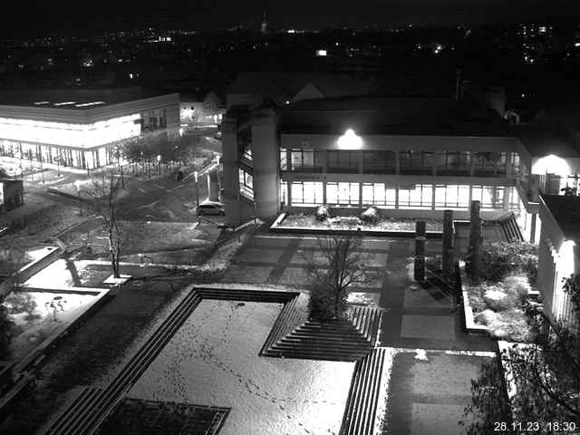 Foto der Webcam: Verwaltungsgebäude, Innenhof mit Audimax, Hörsaal-Gebäude 1