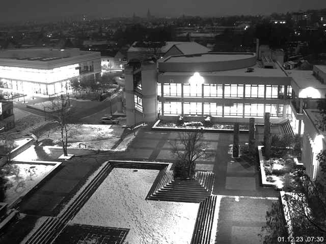 Foto der Webcam: Verwaltungsgebäude, Innenhof mit Audimax, Hörsaal-Gebäude 1