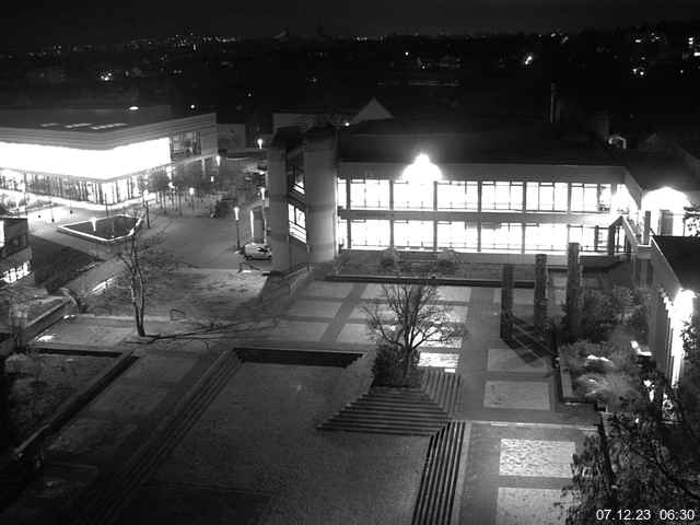 Foto der Webcam: Verwaltungsgebäude, Innenhof mit Audimax, Hörsaal-Gebäude 1