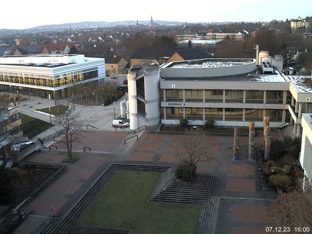 Foto der Webcam: Verwaltungsgebäude, Innenhof mit Audimax, Hörsaal-Gebäude 1