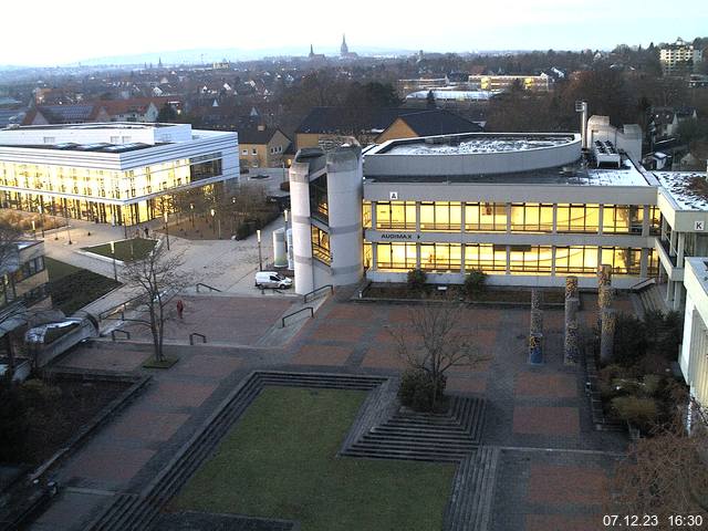 Foto der Webcam: Verwaltungsgebäude, Innenhof mit Audimax, Hörsaal-Gebäude 1