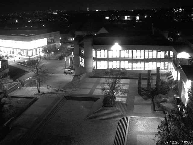 Foto der Webcam: Verwaltungsgebäude, Innenhof mit Audimax, Hörsaal-Gebäude 1