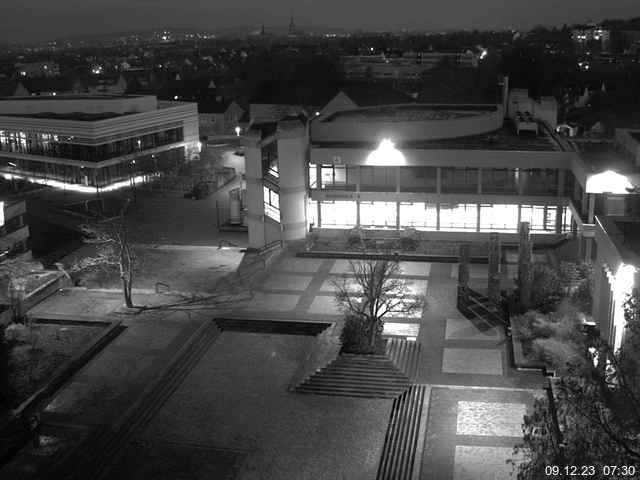 Foto der Webcam: Verwaltungsgebäude, Innenhof mit Audimax, Hörsaal-Gebäude 1