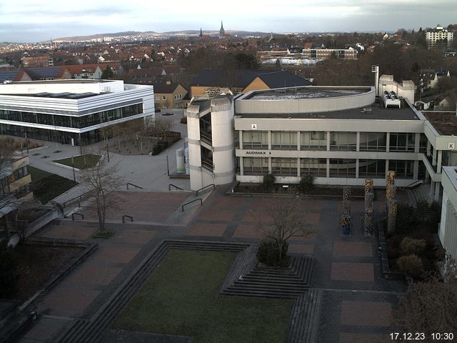 Foto der Webcam: Verwaltungsgebäude, Innenhof mit Audimax, Hörsaal-Gebäude 1