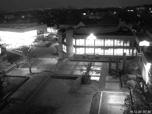 Foto der Webcam: Verwaltungsgebäude, Innenhof mit Audimax, Hörsaal-Gebäude 1