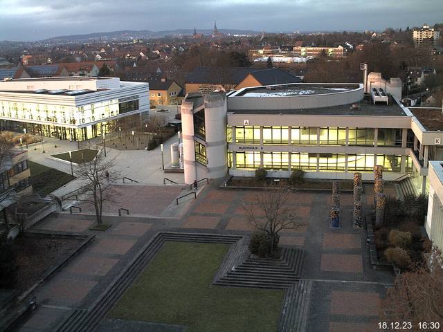 Foto der Webcam: Verwaltungsgebäude, Innenhof mit Audimax, Hörsaal-Gebäude 1