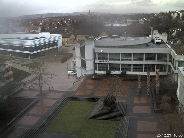 Foto der Webcam: Verwaltungsgebäude, Innenhof mit Audimax, Hörsaal-Gebäude 1