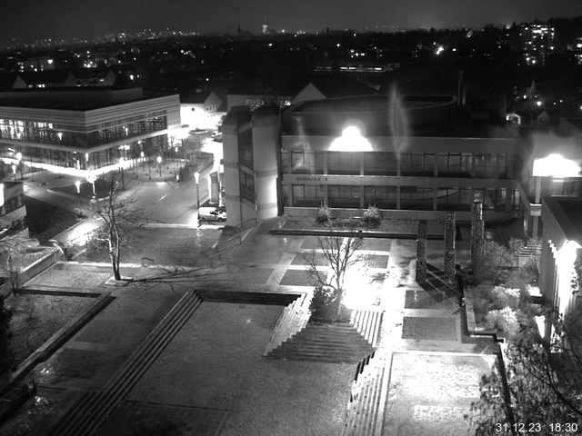 Foto der Webcam: Verwaltungsgebäude, Innenhof mit Audimax, Hörsaal-Gebäude 1