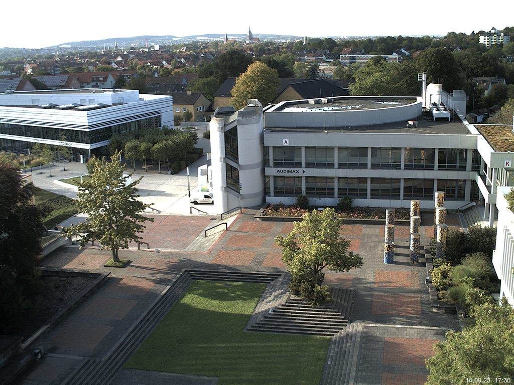 Foto der Webcam: Verwaltungsgebäude, Innenhof mit Audimax, Hörsaal-Gebäude 1