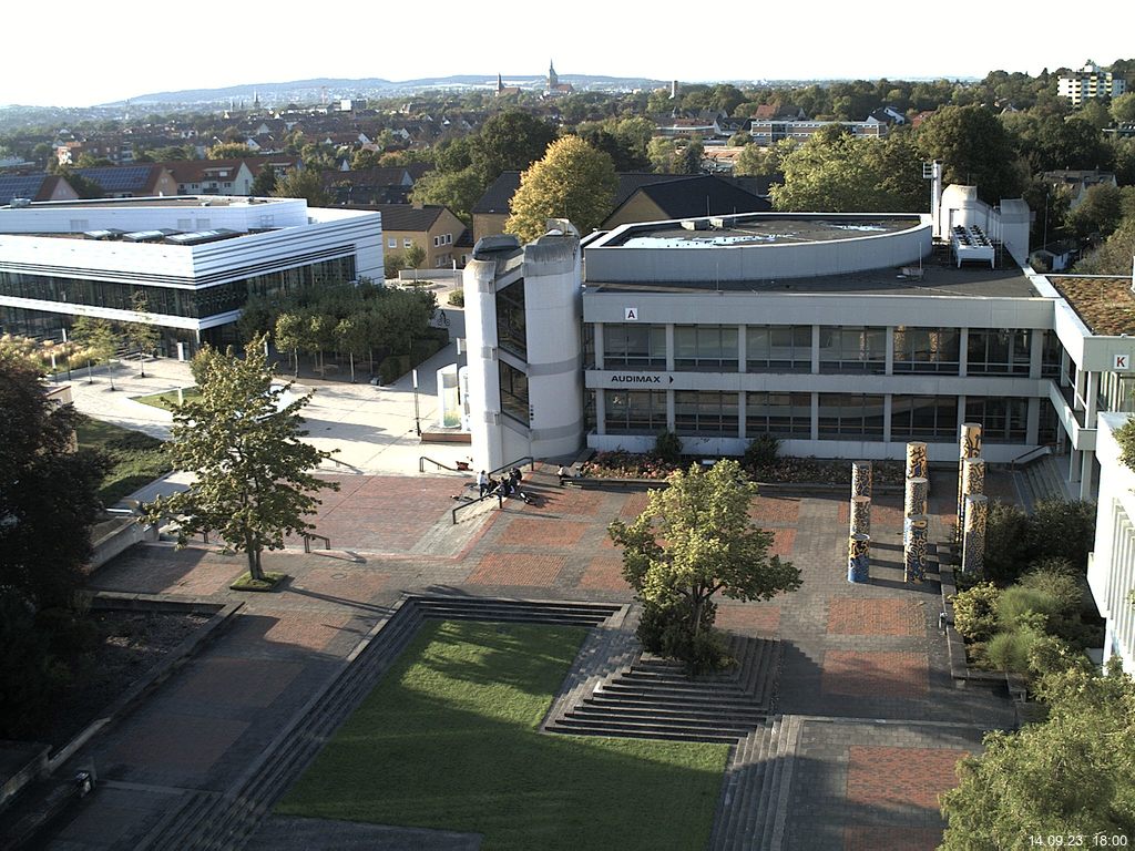 Foto der Webcam: Verwaltungsgebäude, Innenhof mit Audimax, Hörsaal-Gebäude 1