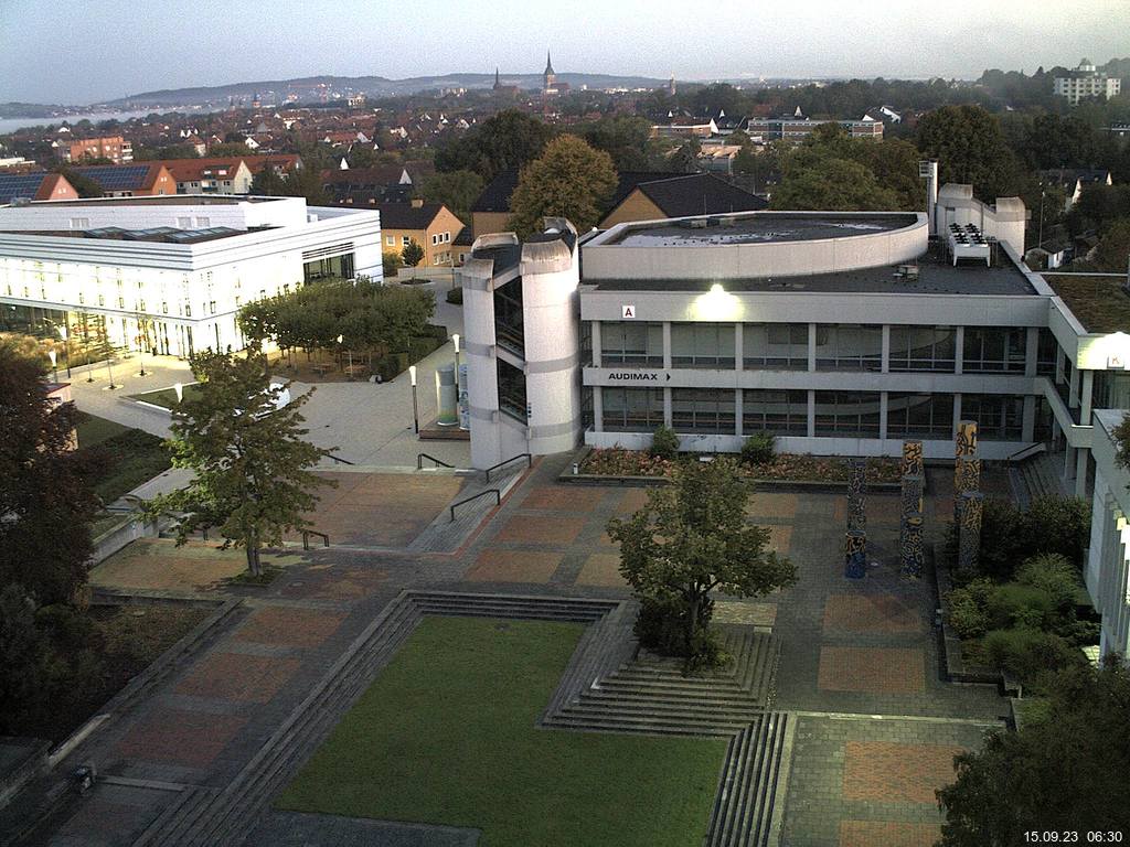 Foto der Webcam: Verwaltungsgebäude, Innenhof mit Audimax, Hörsaal-Gebäude 1