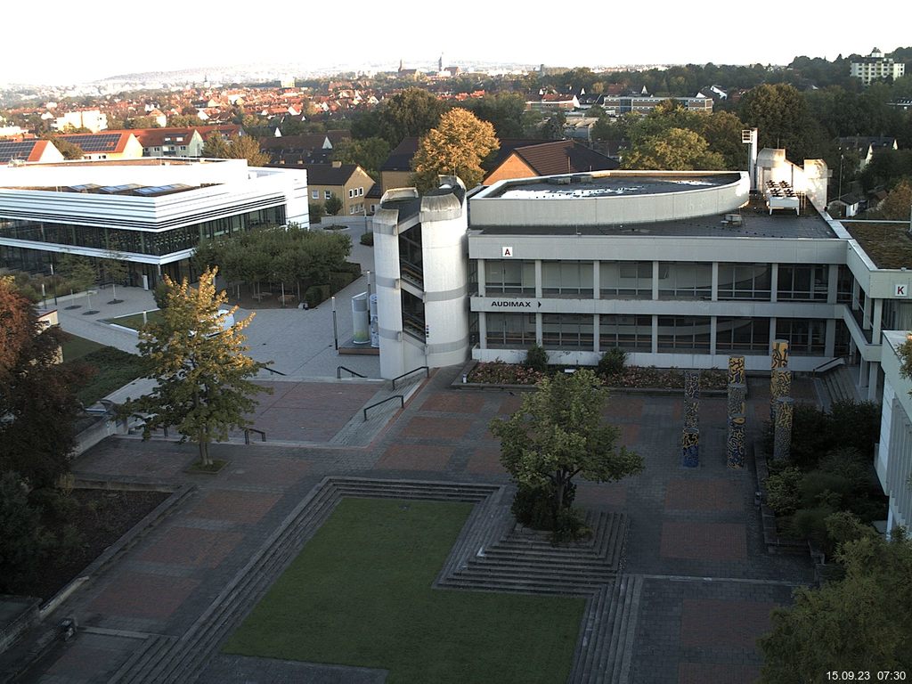 Foto der Webcam: Verwaltungsgebäude, Innenhof mit Audimax, Hörsaal-Gebäude 1