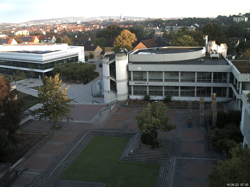 Foto der Webcam: Verwaltungsgebäude, Innenhof mit Audimax, Hörsaal-Gebäude 1