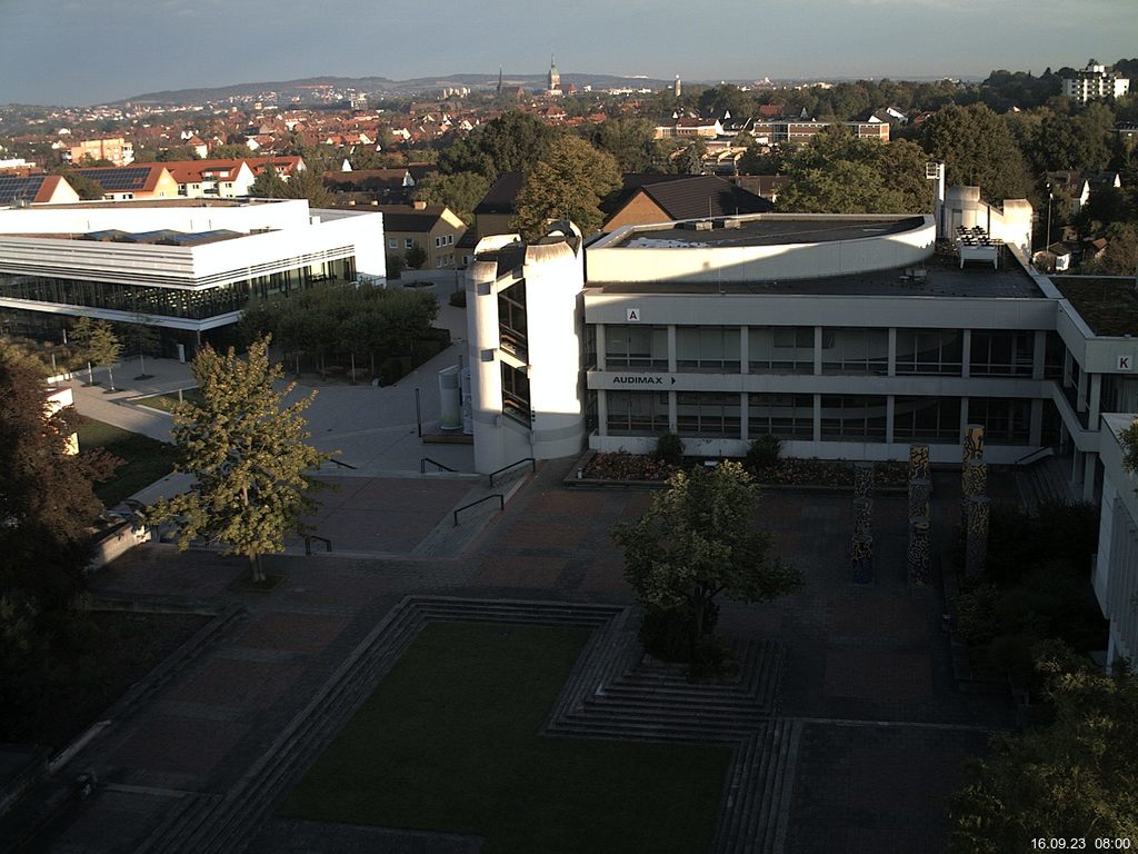 Foto der Webcam: Verwaltungsgebäude, Innenhof mit Audimax, Hörsaal-Gebäude 1