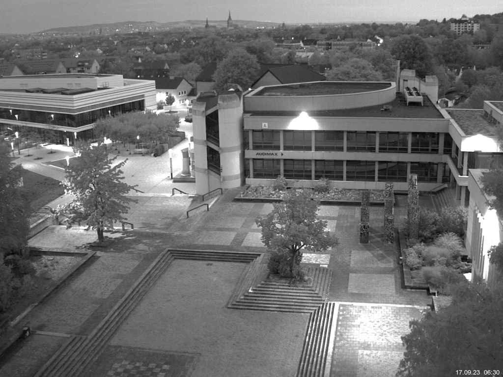 Foto der Webcam: Verwaltungsgebäude, Innenhof mit Audimax, Hörsaal-Gebäude 1