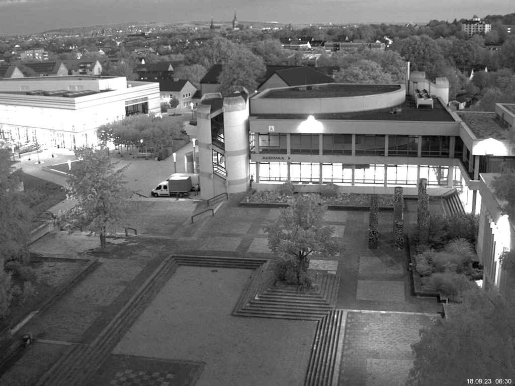 Foto der Webcam: Verwaltungsgebäude, Innenhof mit Audimax, Hörsaal-Gebäude 1