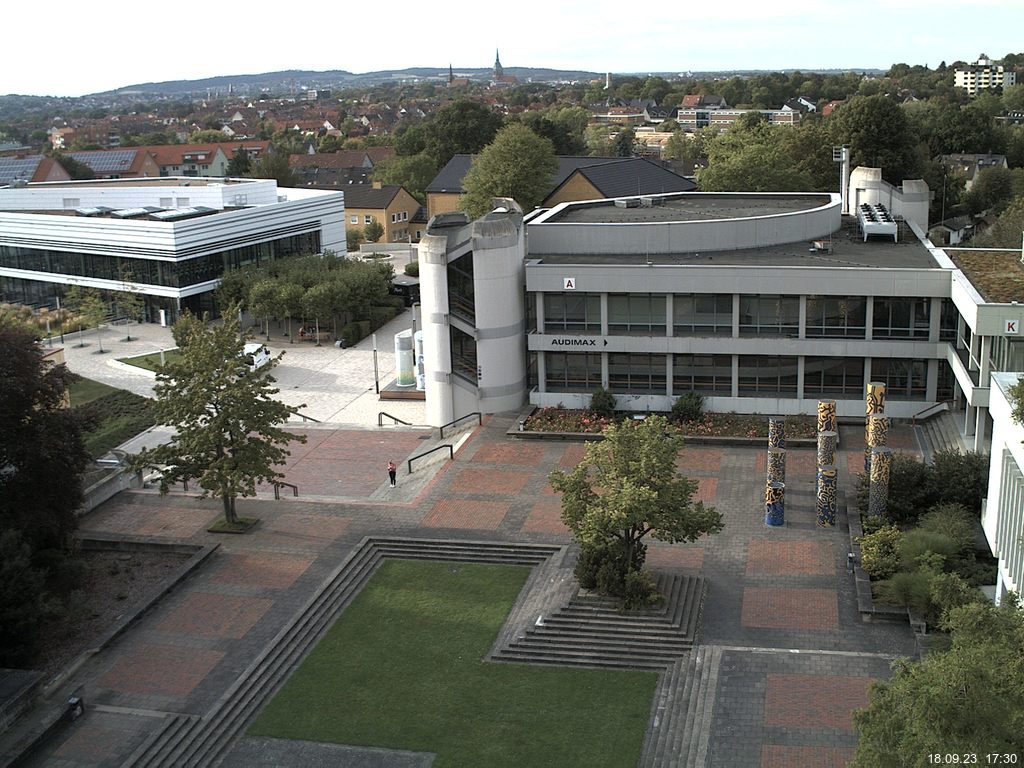 Foto der Webcam: Verwaltungsgebäude, Innenhof mit Audimax, Hörsaal-Gebäude 1