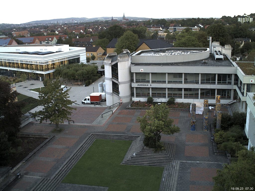 Foto der Webcam: Verwaltungsgebäude, Innenhof mit Audimax, Hörsaal-Gebäude 1