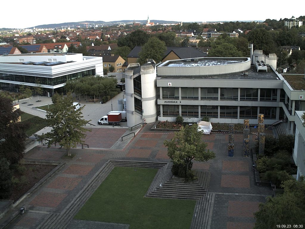 Foto der Webcam: Verwaltungsgebäude, Innenhof mit Audimax, Hörsaal-Gebäude 1