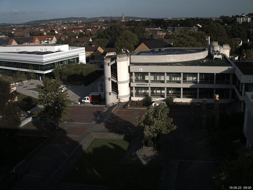 Foto der Webcam: Verwaltungsgebäude, Innenhof mit Audimax, Hörsaal-Gebäude 1