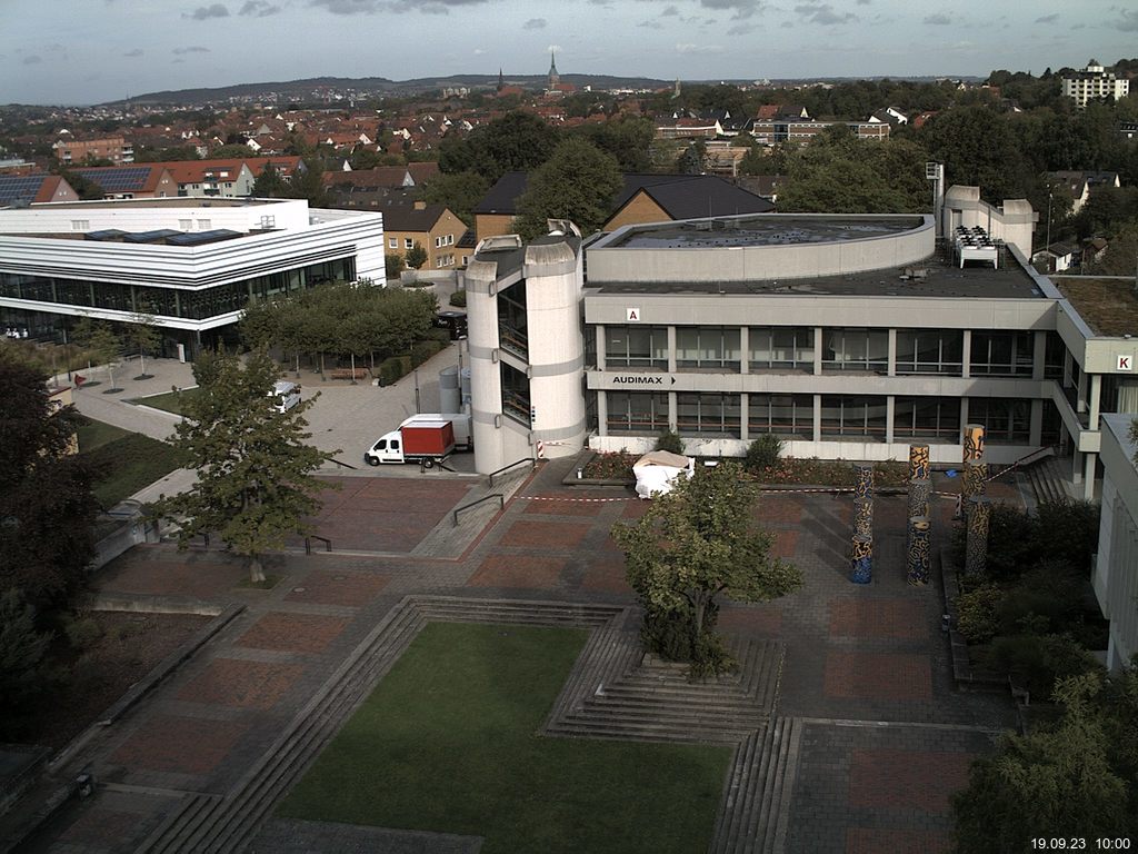 Foto der Webcam: Verwaltungsgebäude, Innenhof mit Audimax, Hörsaal-Gebäude 1