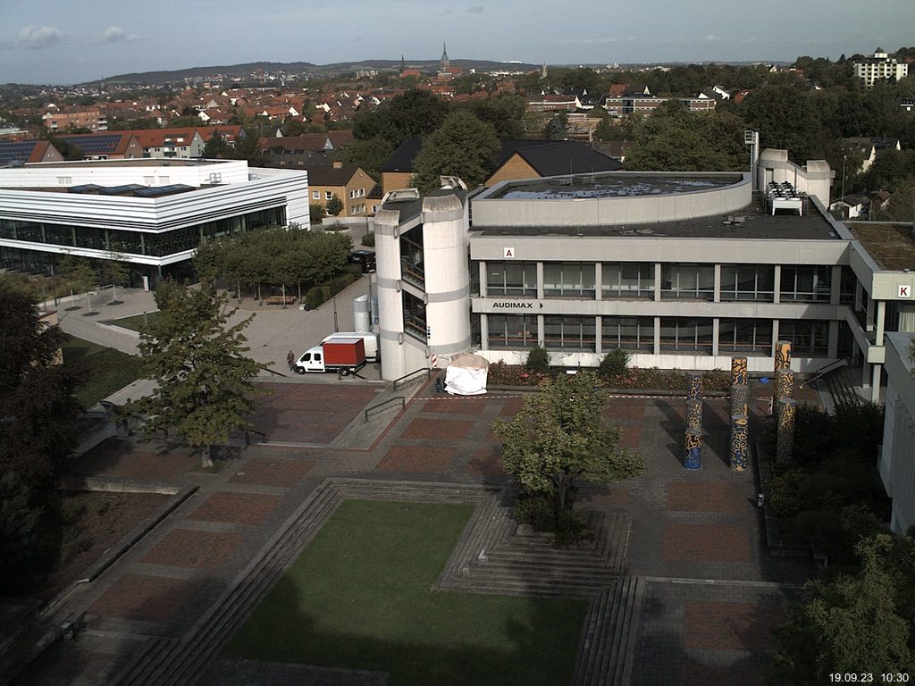 Foto der Webcam: Verwaltungsgebäude, Innenhof mit Audimax, Hörsaal-Gebäude 1