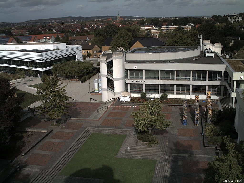 Foto der Webcam: Verwaltungsgebäude, Innenhof mit Audimax, Hörsaal-Gebäude 1