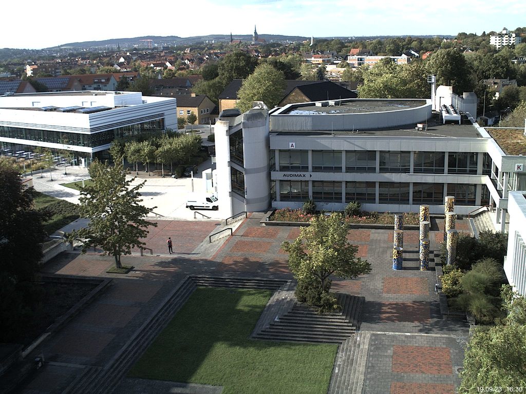 Foto der Webcam: Verwaltungsgebäude, Innenhof mit Audimax, Hörsaal-Gebäude 1