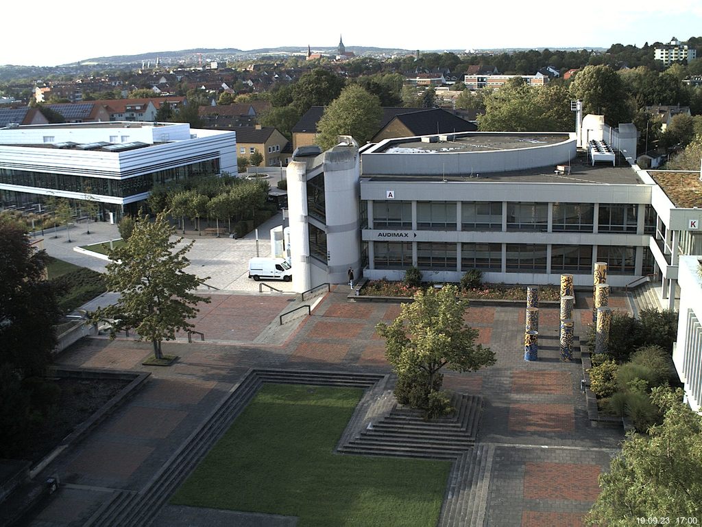 Foto der Webcam: Verwaltungsgebäude, Innenhof mit Audimax, Hörsaal-Gebäude 1