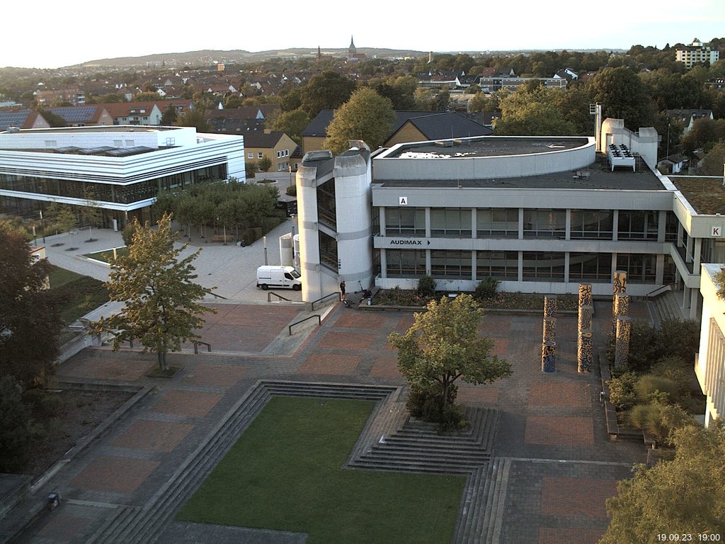 Foto der Webcam: Verwaltungsgebäude, Innenhof mit Audimax, Hörsaal-Gebäude 1