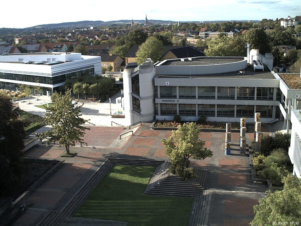 Foto der Webcam: Verwaltungsgebäude, Innenhof mit Audimax, Hörsaal-Gebäude 1