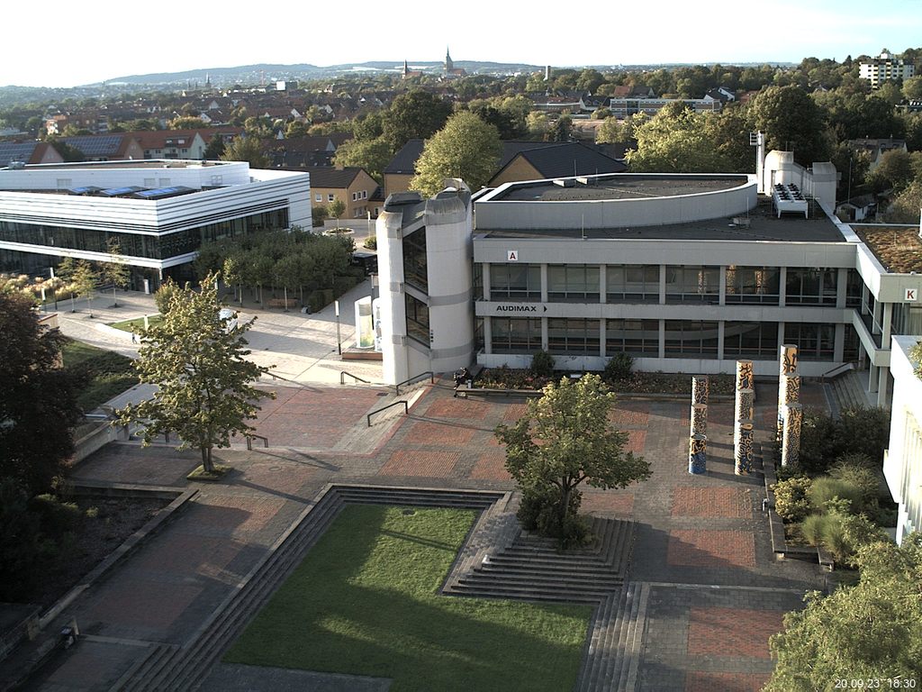 Foto der Webcam: Verwaltungsgebäude, Innenhof mit Audimax, Hörsaal-Gebäude 1