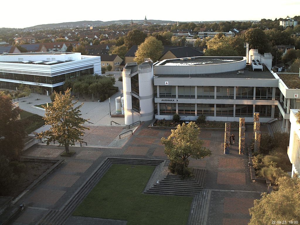 Foto der Webcam: Verwaltungsgebäude, Innenhof mit Audimax, Hörsaal-Gebäude 1