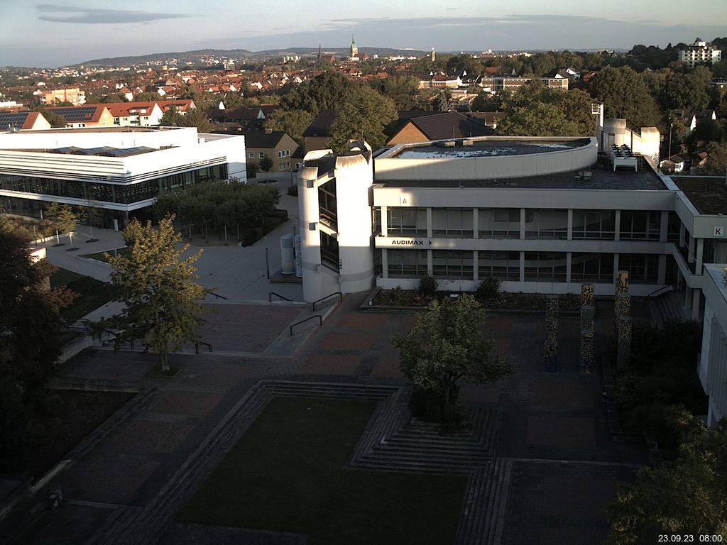 Foto der Webcam: Verwaltungsgebäude, Innenhof mit Audimax, Hörsaal-Gebäude 1