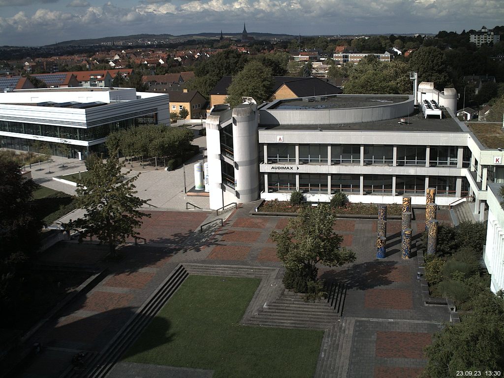 Foto der Webcam: Verwaltungsgebäude, Innenhof mit Audimax, Hörsaal-Gebäude 1