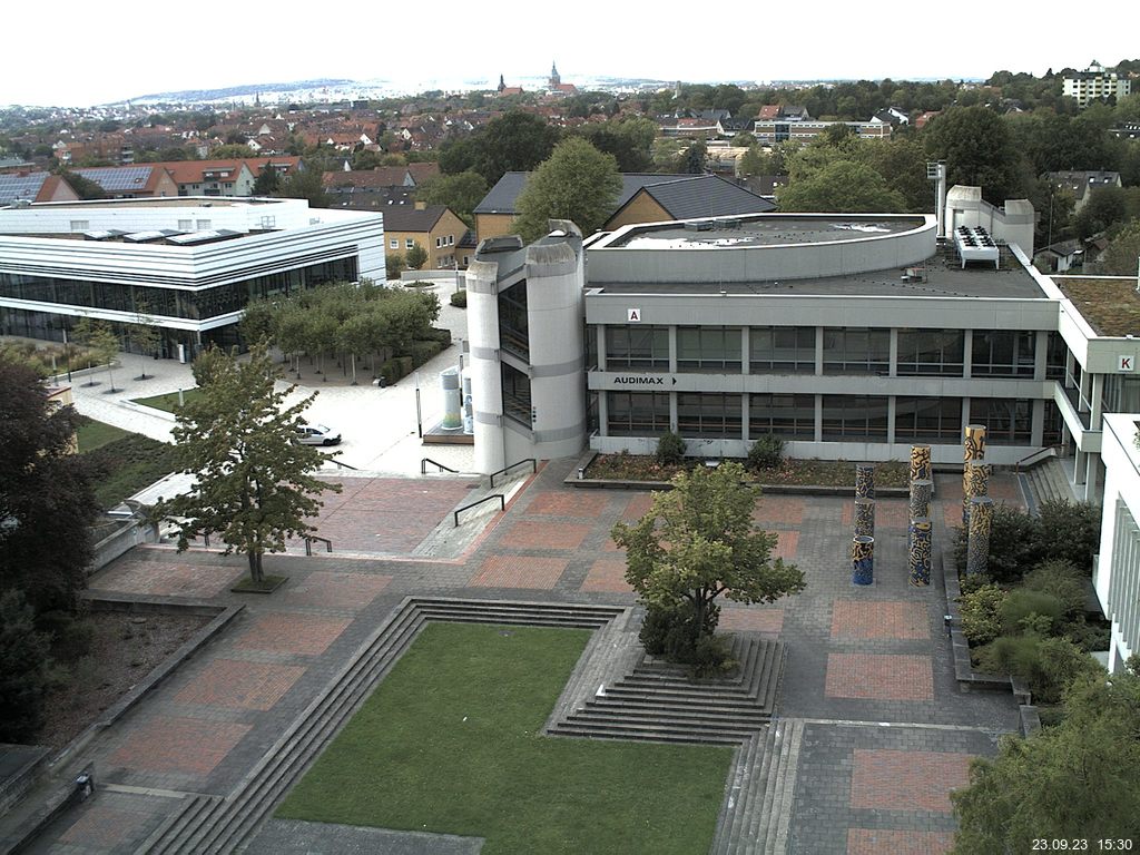 Foto der Webcam: Verwaltungsgebäude, Innenhof mit Audimax, Hörsaal-Gebäude 1