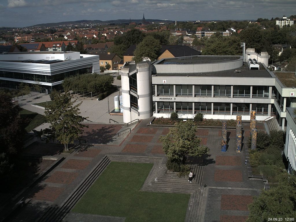 Foto der Webcam: Verwaltungsgebäude, Innenhof mit Audimax, Hörsaal-Gebäude 1