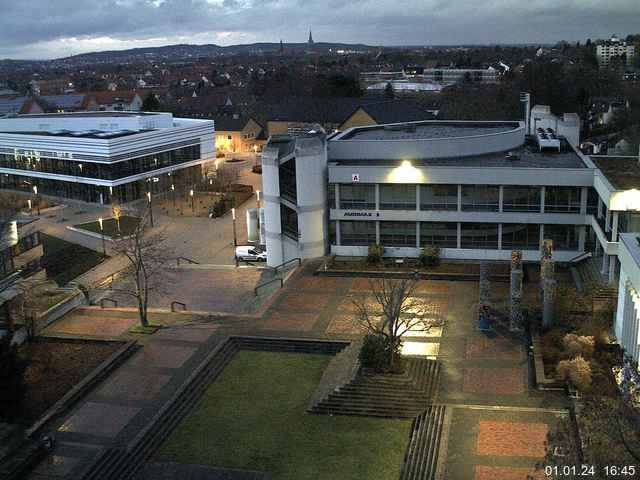 Foto der Webcam: Verwaltungsgebäude, Innenhof mit Audimax, Hörsaal-Gebäude 1