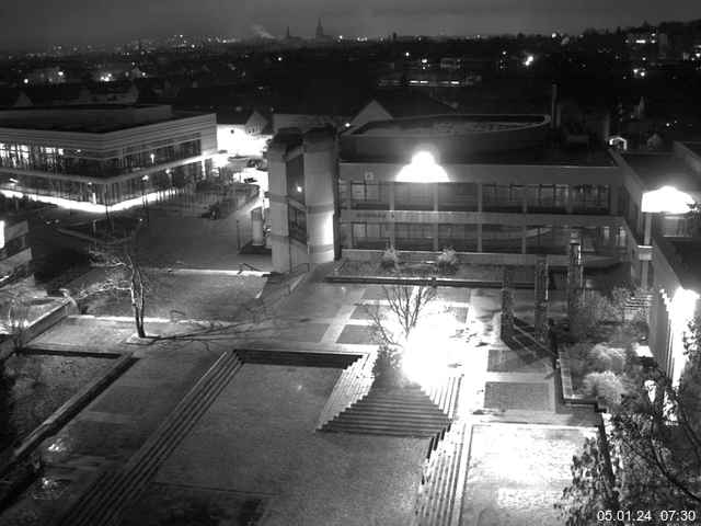 Foto der Webcam: Verwaltungsgebäude, Innenhof mit Audimax, Hörsaal-Gebäude 1