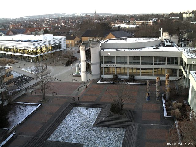 Foto der Webcam: Verwaltungsgebäude, Innenhof mit Audimax, Hörsaal-Gebäude 1