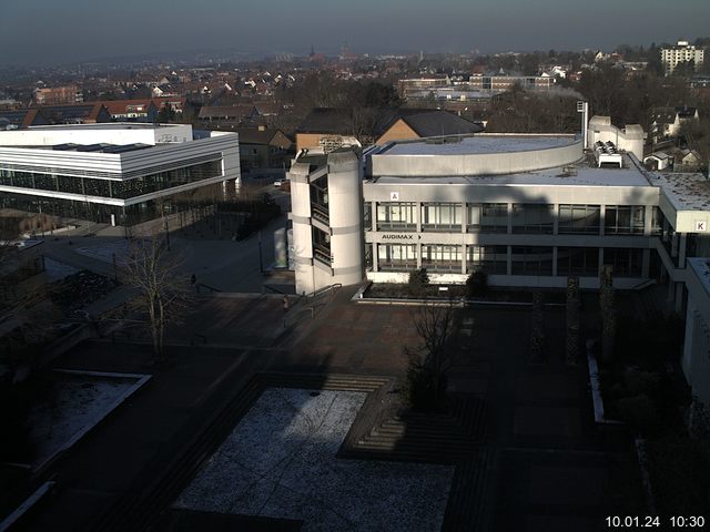 Foto der Webcam: Verwaltungsgebäude, Innenhof mit Audimax, Hörsaal-Gebäude 1