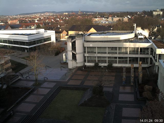 Foto der Webcam: Verwaltungsgebäude, Innenhof mit Audimax, Hörsaal-Gebäude 1