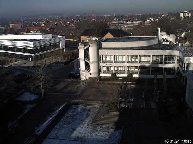 Foto der Webcam: Verwaltungsgebäude, Innenhof mit Audimax, Hörsaal-Gebäude 1