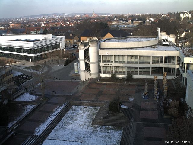 Foto der Webcam: Verwaltungsgebäude, Innenhof mit Audimax, Hörsaal-Gebäude 1