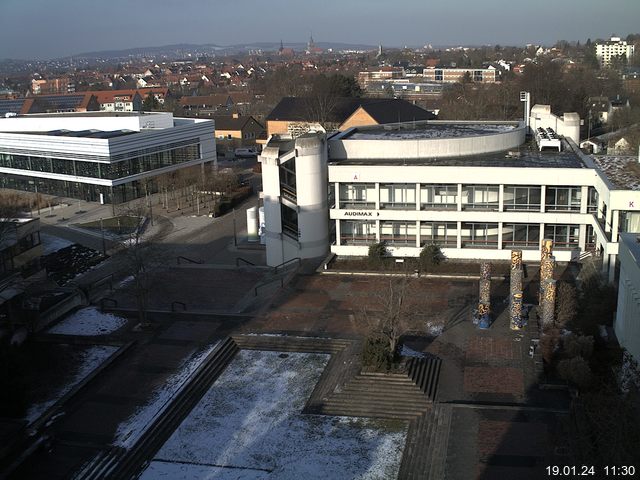 Foto der Webcam: Verwaltungsgebäude, Innenhof mit Audimax, Hörsaal-Gebäude 1