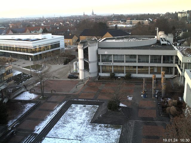 Foto der Webcam: Verwaltungsgebäude, Innenhof mit Audimax, Hörsaal-Gebäude 1